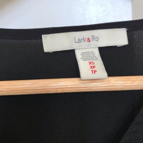 Black top with ruffle sleeves - Picture 3 of 3